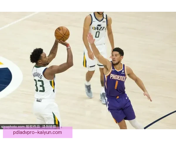 多萨里在绿茵场上展现技巧与灵动的足球艺术，状态回暖值得关注