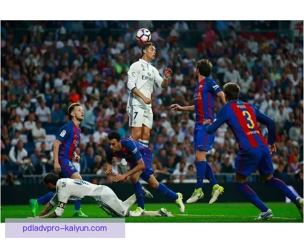 克鲁伊夫与里努斯米歇尔斯的战术哲学影响仍在现代足球中持续发挥作用