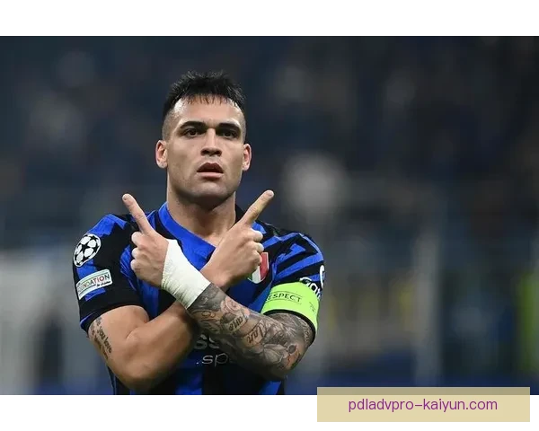 劳塔罗在新赛季表现稳健，成为全能型中锋的典范引人关注。